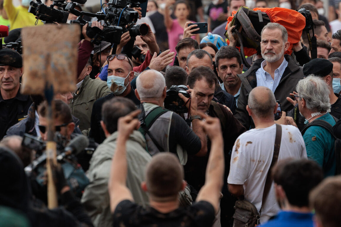 El rey Felipe durante su visita a Paiporta este domingo