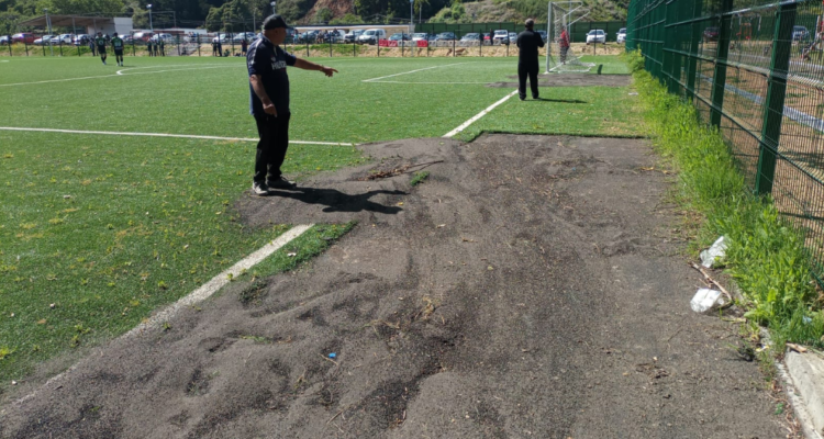 Roban parte del pasto sintético de cancha entregada hace sólo un mes en Concepción