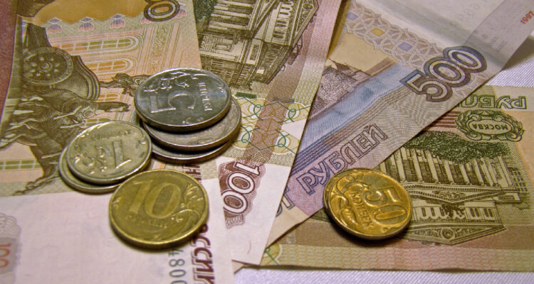 Rublo: la moneda rusa sigue depreciándose y alcanza niveles de comienzos de la guerra con Ucrania