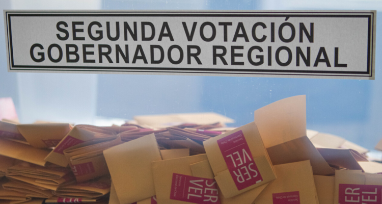 Comienza el cierre de mesas para elección de gobernadores regionales