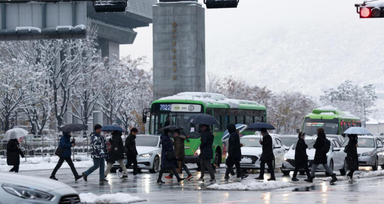 Fuertes nevadas en Seúl y alrededores dejan 5 muertos e interrupciones del transporte