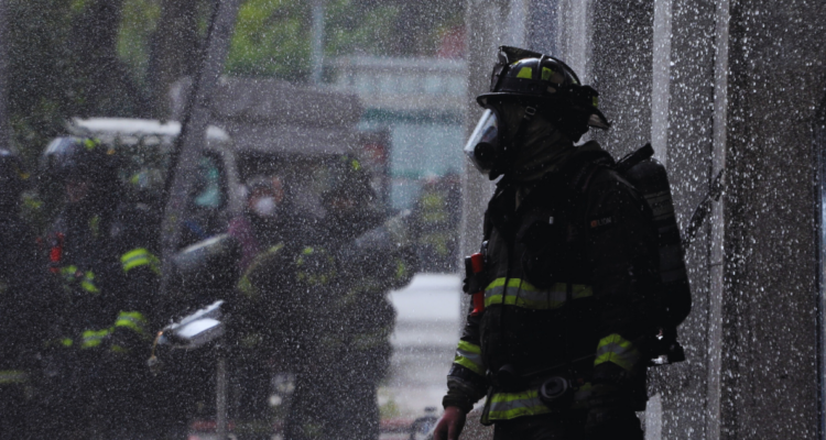 Bomberos repudia ataque a voluntario que combatía incendio en Talca: fue golpeado por cinco sujetos