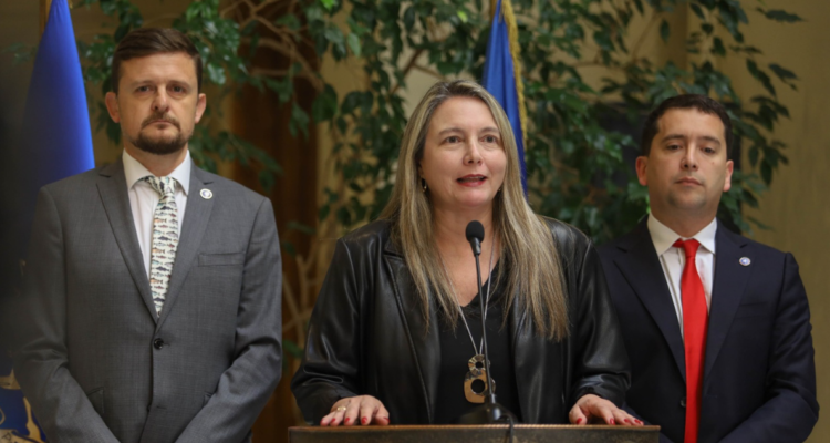 Diputados Republicanos exigen salida de embajador chileno en EE.UU tras público apoyo a Kamala Harris