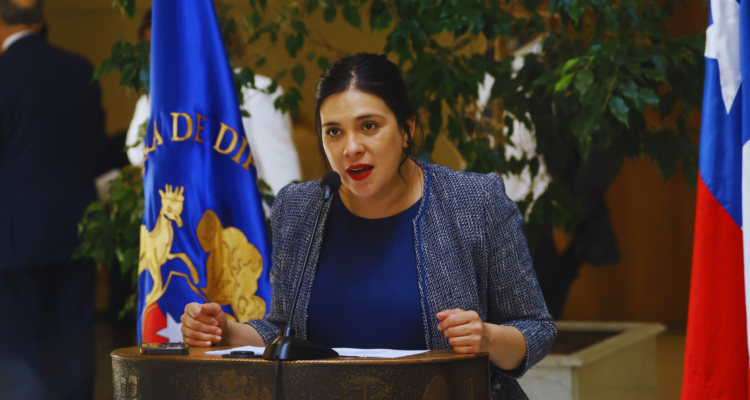 Diputada Cariola afirma que polémico peinado a Giordano contribuye al “desprestigio del Legislativo”