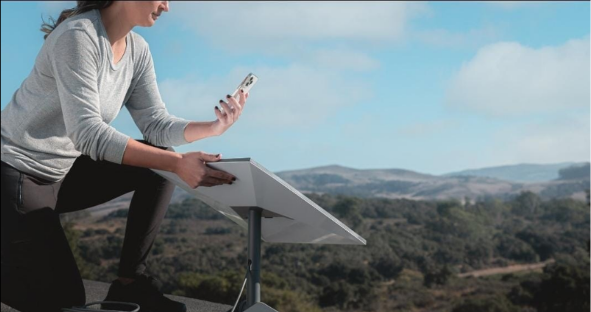 Persona usando receptor de Starlink