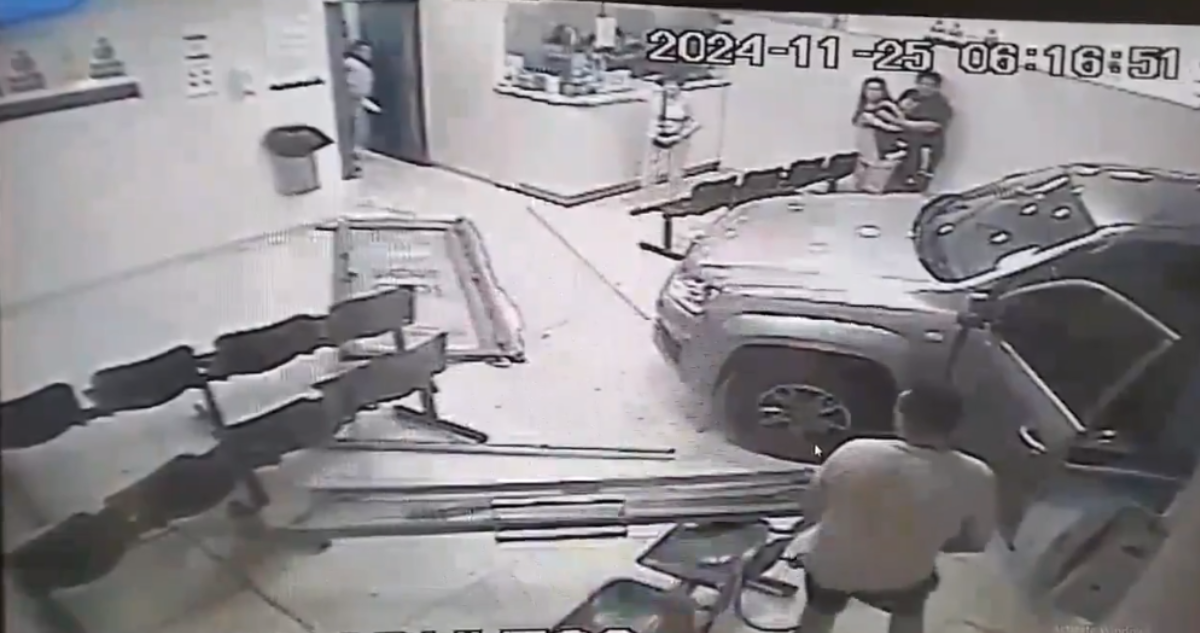 Estrelló su camioneta contra un hospital