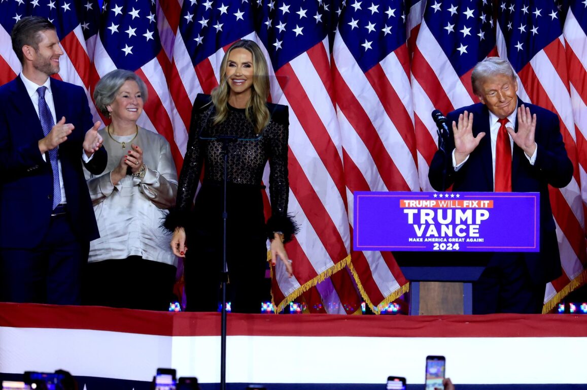 Susie Wiles (la primera mujer a la izquierda) durante el discurso del martes de Trump | EFE