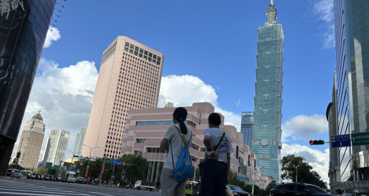 Presión, exceso de horas y falta de descanso: el complejo día a día de los trabajadores de Taiwán