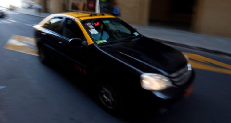 Taxista se defendió a tiros tras sufrir robo de su vehículo en Puente Alto: quedó detenido