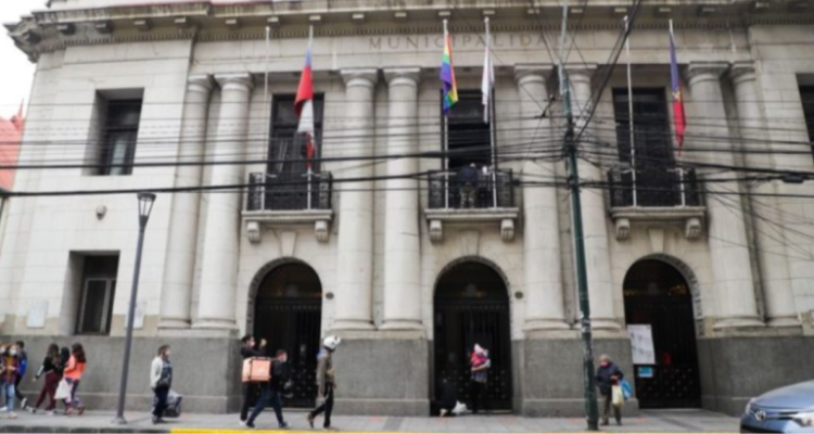 Acusan a municipio de Valparaíso por caída de muro de vivienda en Cerro Bellavista