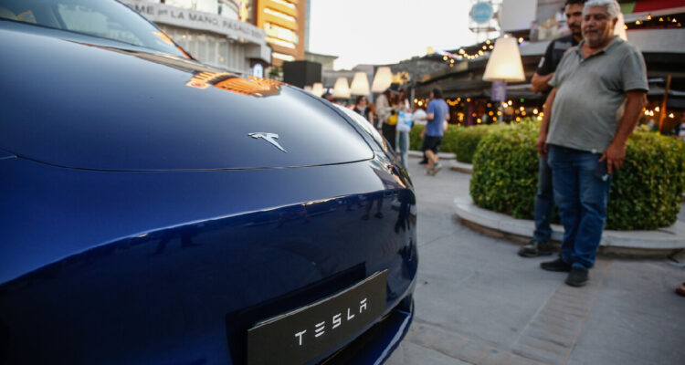 Las acciones de Tesla siguen subiendo y la empresa de Musk supera por primera vez el billón de dólares