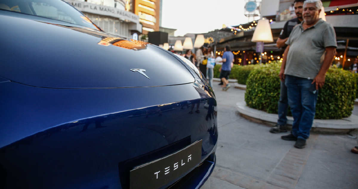 Las acciones de Tesla siguen subiendo y la empresa de Musk supera por primera vez el billón de dólares