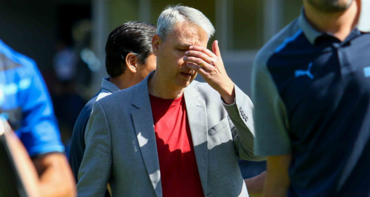 Aseguran que Tiago Nunez tuvo tensa discusión con dirigencia y lo tendría con un pies afuera de la banca de la UC.