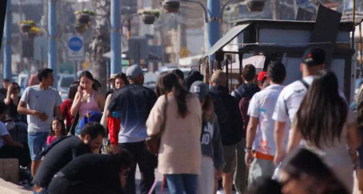 Fin de semana largo impulsa turismo en Valparaíso con alta afluencia de visitantes extranjeros