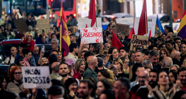 Multitudinaria manifestación exige dimisión de presidente de región de Valencia tras catástrofe
