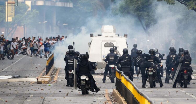 ONG de Venezuela informan de liberaciones de denominados presos políticos tras el fraude electoral