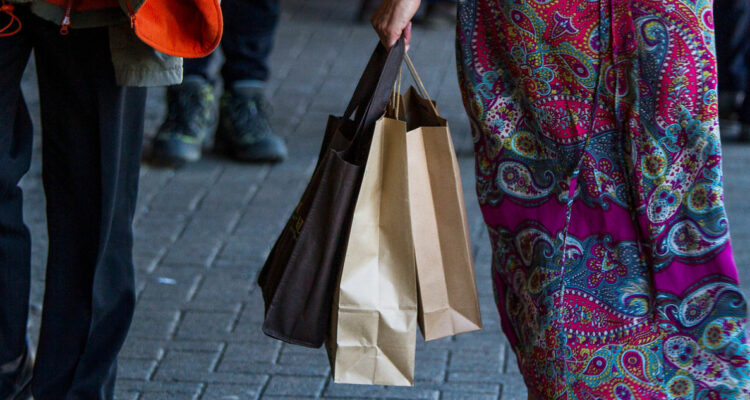 Las ventas del comercio minorista en la región Metropolitana desaceleran su crecimiento en octubre