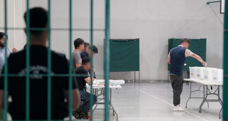 Personas privadas de libertad emitiendo su voto en una elección en Chile dentro de un recinto penitenciario