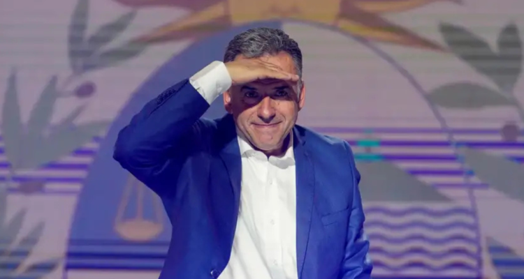 Yamandú Orsi se dirige a sus seguidores tras ganar la segunda vuelta de las presidenciales de Uruguay.