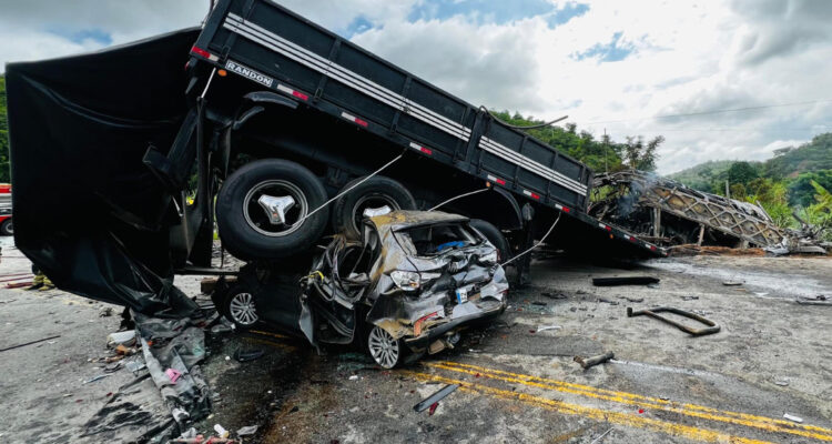 Aumentan a 41 los fallecidos por accidente de tres vehículos en Brasil: solo 11 han sido identificados