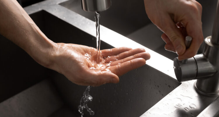 Alcalde de San Juan de la Costa busca solución urgente para abastecimiento de agua potable