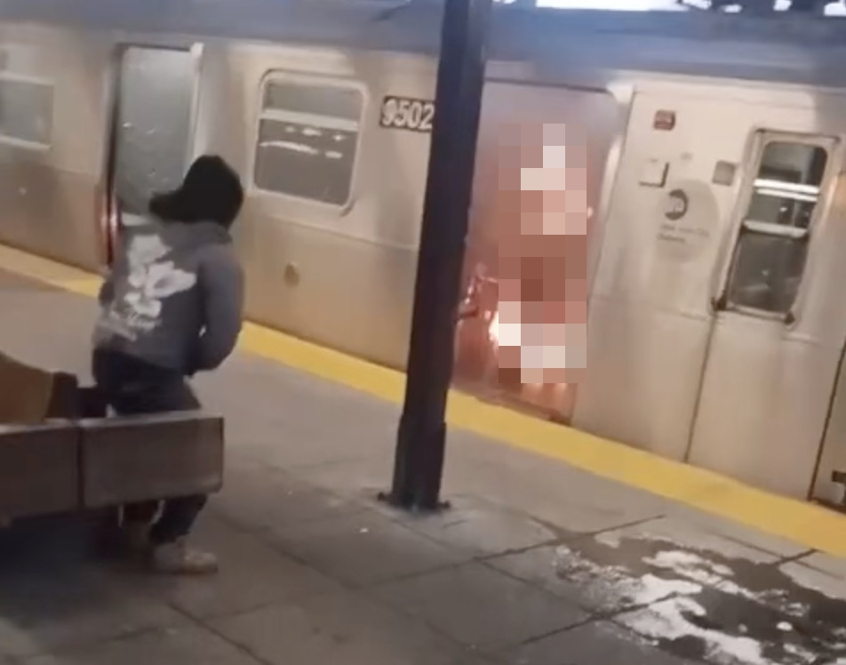 Queman viva a mujer que dormía en vagón del metro de Nueva York: autoridades buscan al sospechoso