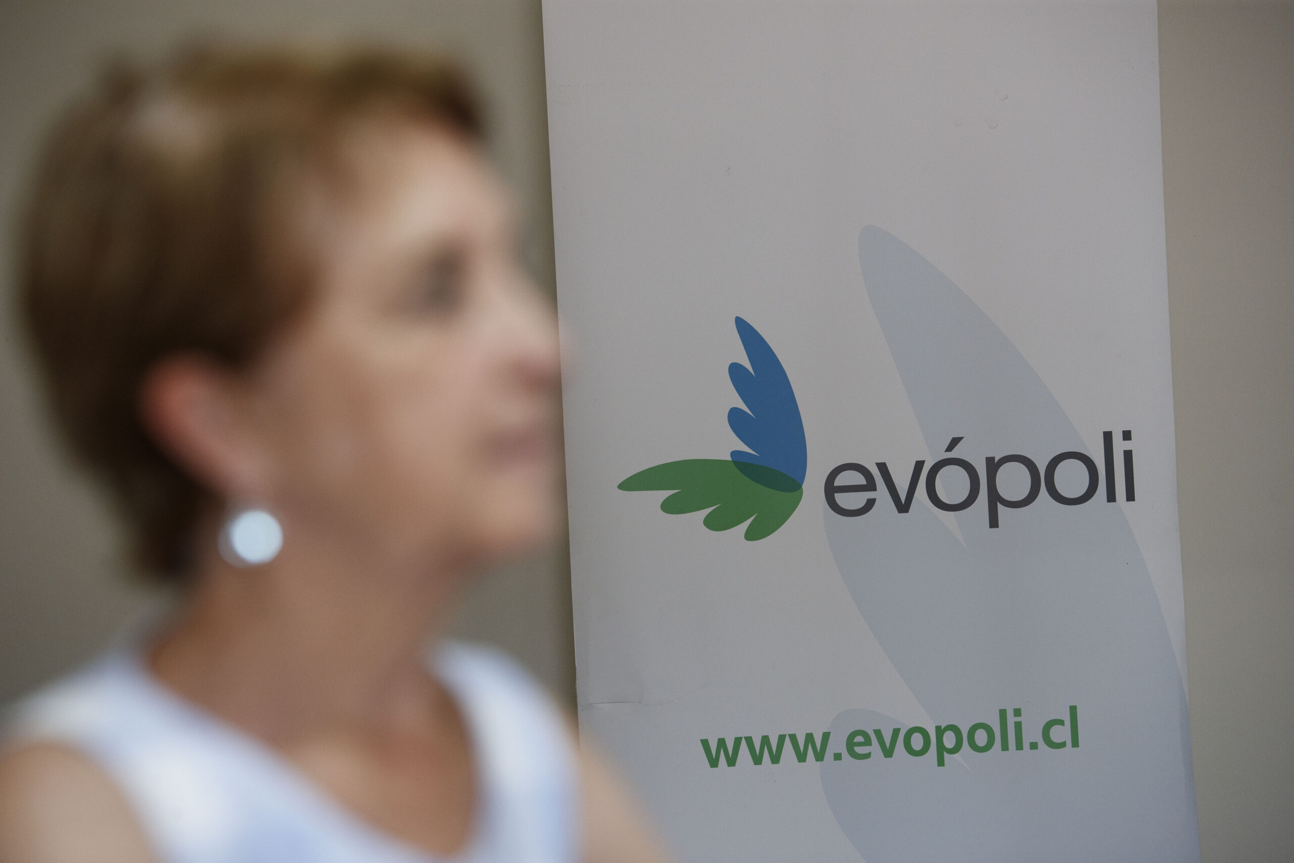 Gloria Hutt con Evópoli detrás
