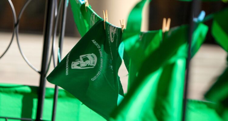 anuncio de paternidad de gabriel boric lleva a la derecha a hablar de la ley de aborto