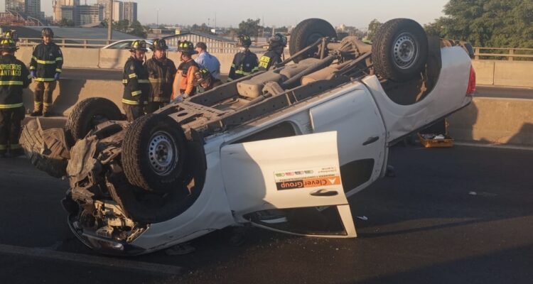 Accidente con volcamiento obliga a cortar parcialmente la Autopista Central