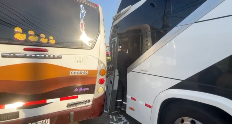 18 heridos deja colisión entre dos buses en Estación Central: conductores quedaron atrapados