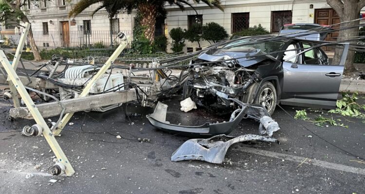 Chofer ebrio arrasa con dos postes tras noche en el barrio Bellavista: auto quedó destruido