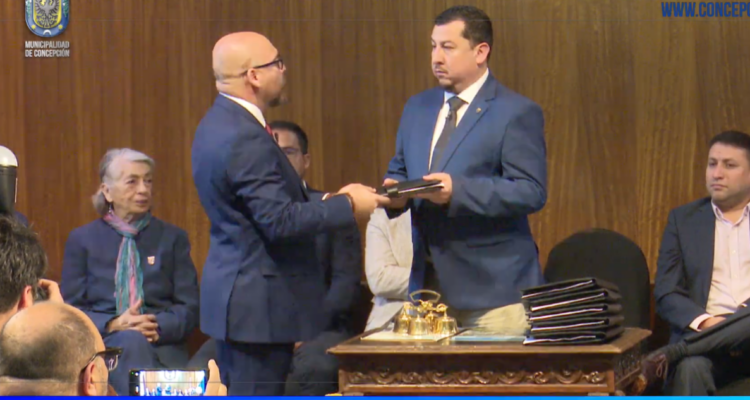 Agradeciendo a Dios y ante un salón lleno: Héctor Muñoz asume como nuevo alcalde de Concepción