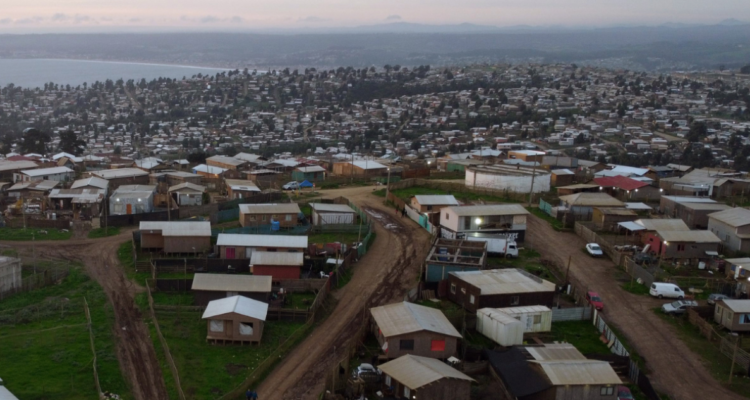 Vecinos de megatoma de San Antonio vuelven a acusar falta de acción del Gobierno por desalojo