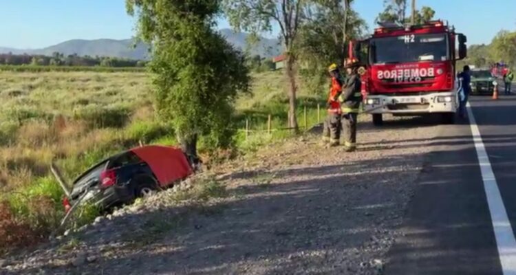 Choque de vehículo contra árbol deja dos personas fallecidas en comuna de Rauco
