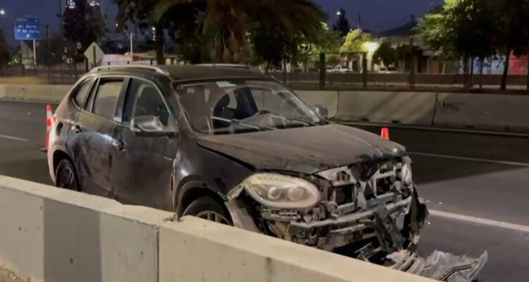 Desconocidos colisionan y abandonan vehículo en medio de la Autopista Central