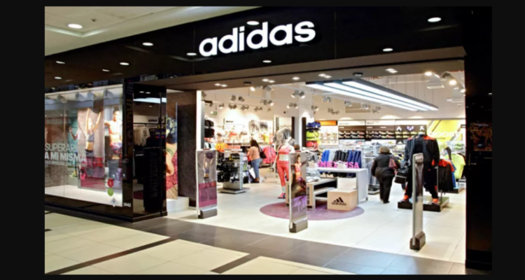 “¿Precio irrisorio?”: Sernac oficia a Adidas por no haber respetado descuentos de 90% en Black Friday