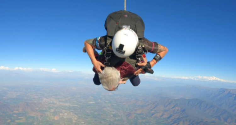 adulta mayor paracaídas
