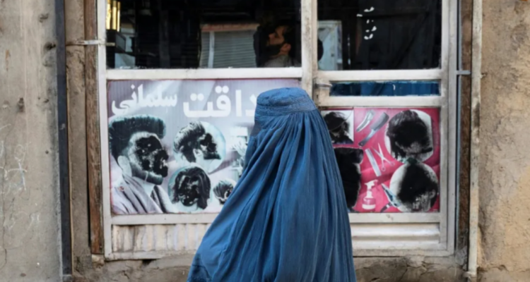 Una de las mujeres que habita Afganistán por prohibición respecto a ventanas dictada por talibanes