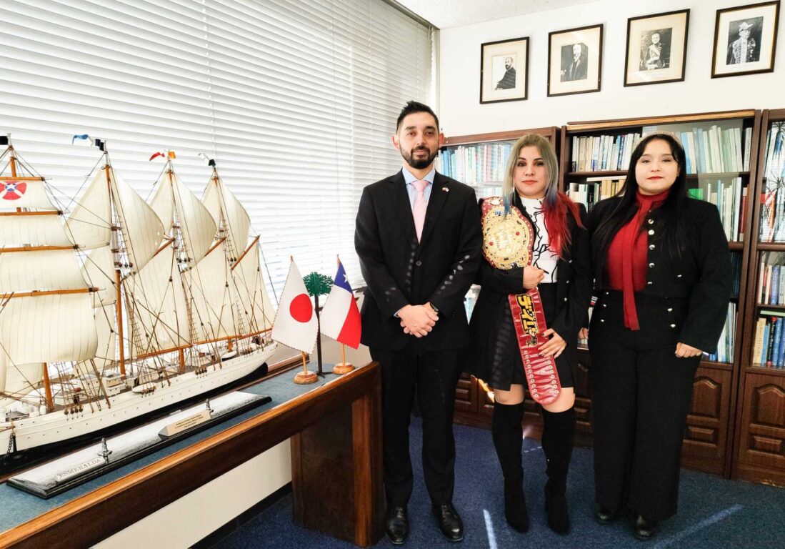 Akari en la embajada de Chile en Japón.