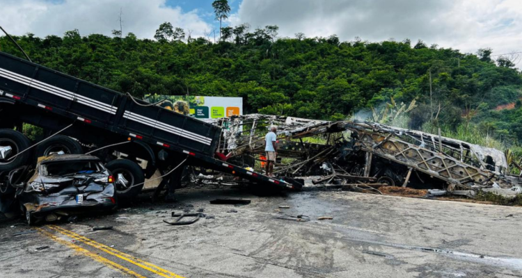 Al menos 32 muertos en accidente en Brasil bus se incendió tras chocar con camión y auto