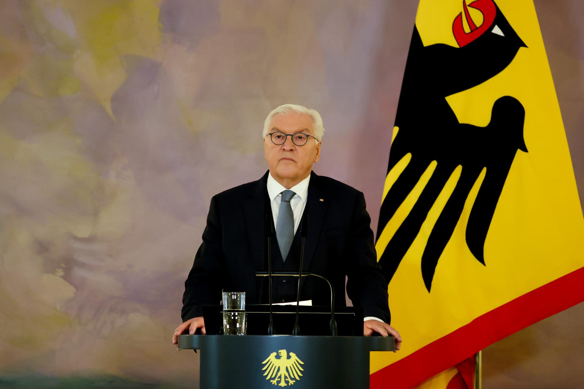 El presidente alemán Frank-Walter Steinmeier anuncia la decisión de disolver el Bundestag alemán