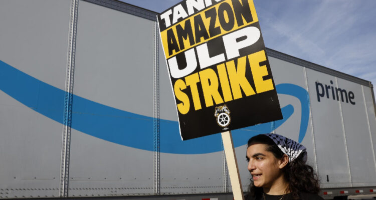 A solo días de Navidad: trabajadores de varias plantas de Amazon en EEUU se declaran en huelga