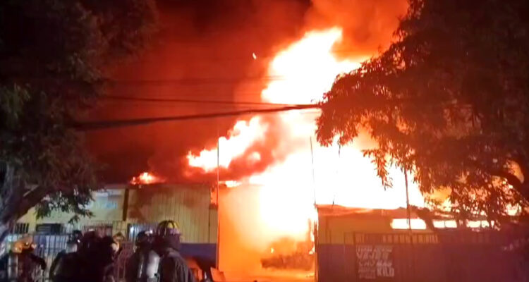 Incendio de gran magnitud consume bodegas de textiles en Estación Central