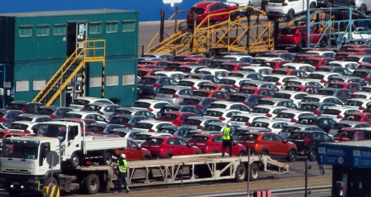 Sector automotriz en “máxima alerta” por mantención en puerto San Antonio: advierten impacto económico
