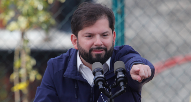 Presidente Boric apuntando con el dedo durante un punto de prensa