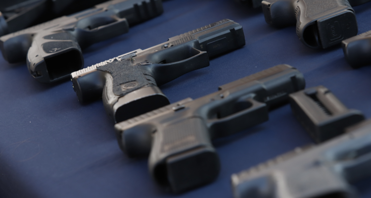 Armas inscritas en Los Ríos sobre una mesa