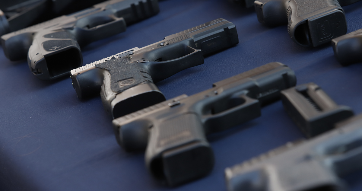 Armas inscritas en Los Ríos sobre una mesa