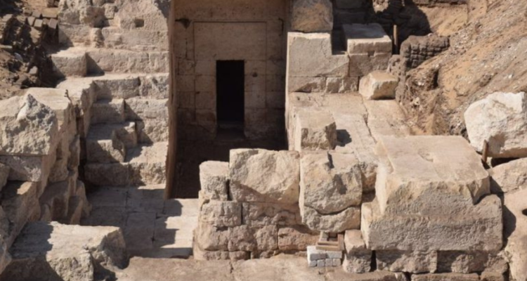 Arqueólogos encuentran la entrada oculta de un misterioso templo egipcio de 2.100 años de antigüedad
