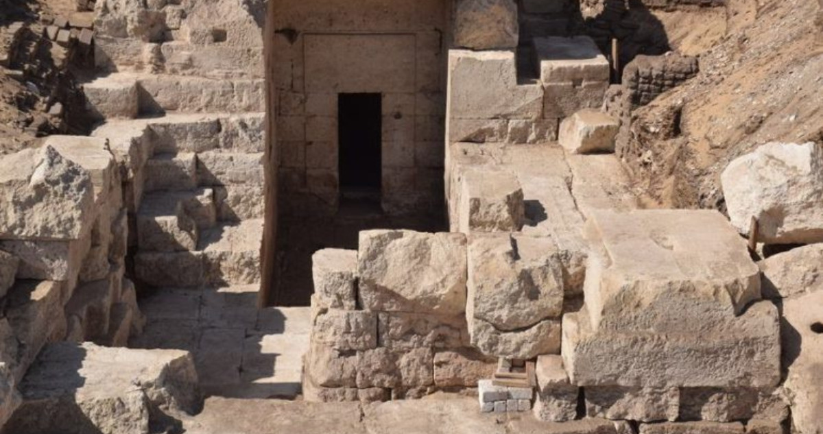 Arqueólogos encuentran la entrada oculta de un misterioso templo egipcio de 2.100 años de antigüedad