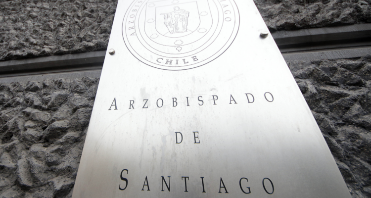 Ley Karin en Arzobispado de Santiago: extrabajadora presenta denuncia acusando maltrato de colegas